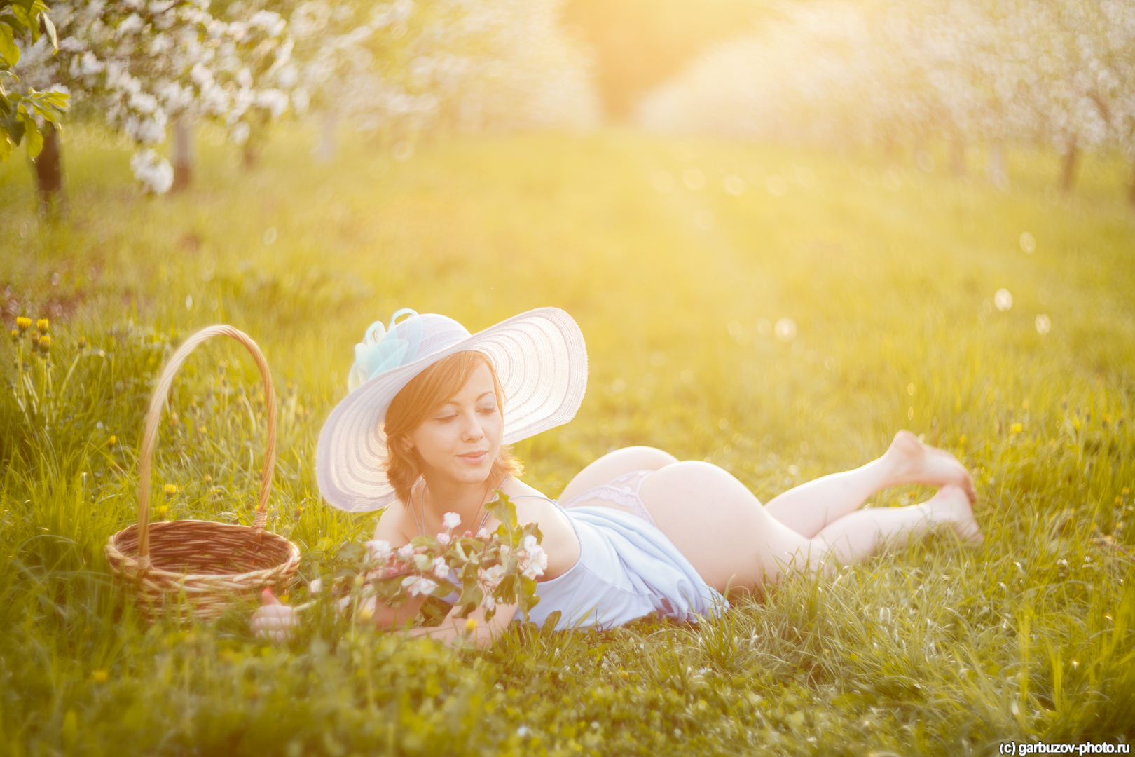 Фото голенькой девушки в цветущем саду