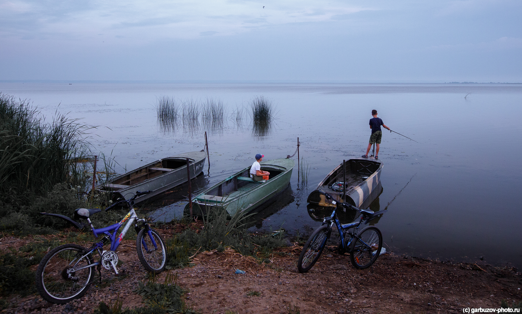 Рыбалка на озере неро. Озеро Неро Ростов Великий пляж. Озеро Неро рыбалка. Озеро Неро кемпинг. Залив Варус озеро Неро.